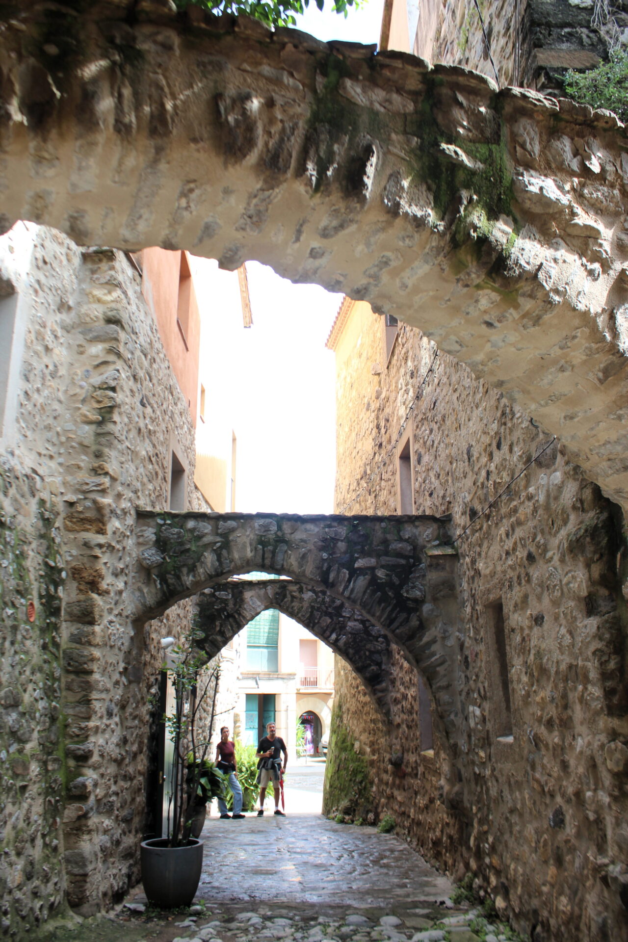 Los tres arcos de Besalú cada uno de un estilo