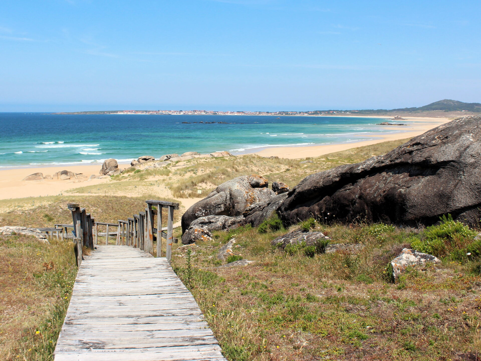 Pasarelas de madera por las Dunas de Corrubedo. Ría de Arousa