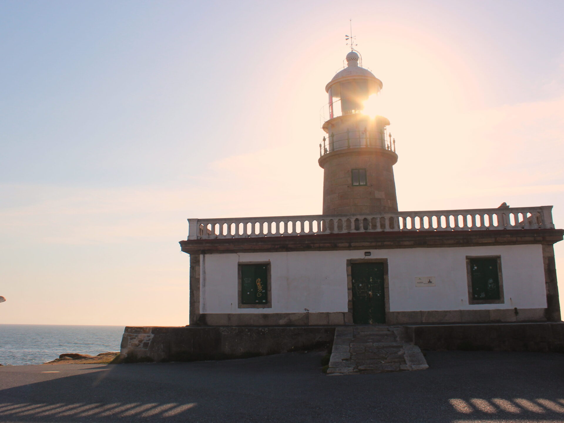 Faro de Corrubedo con la puesta  de sol 