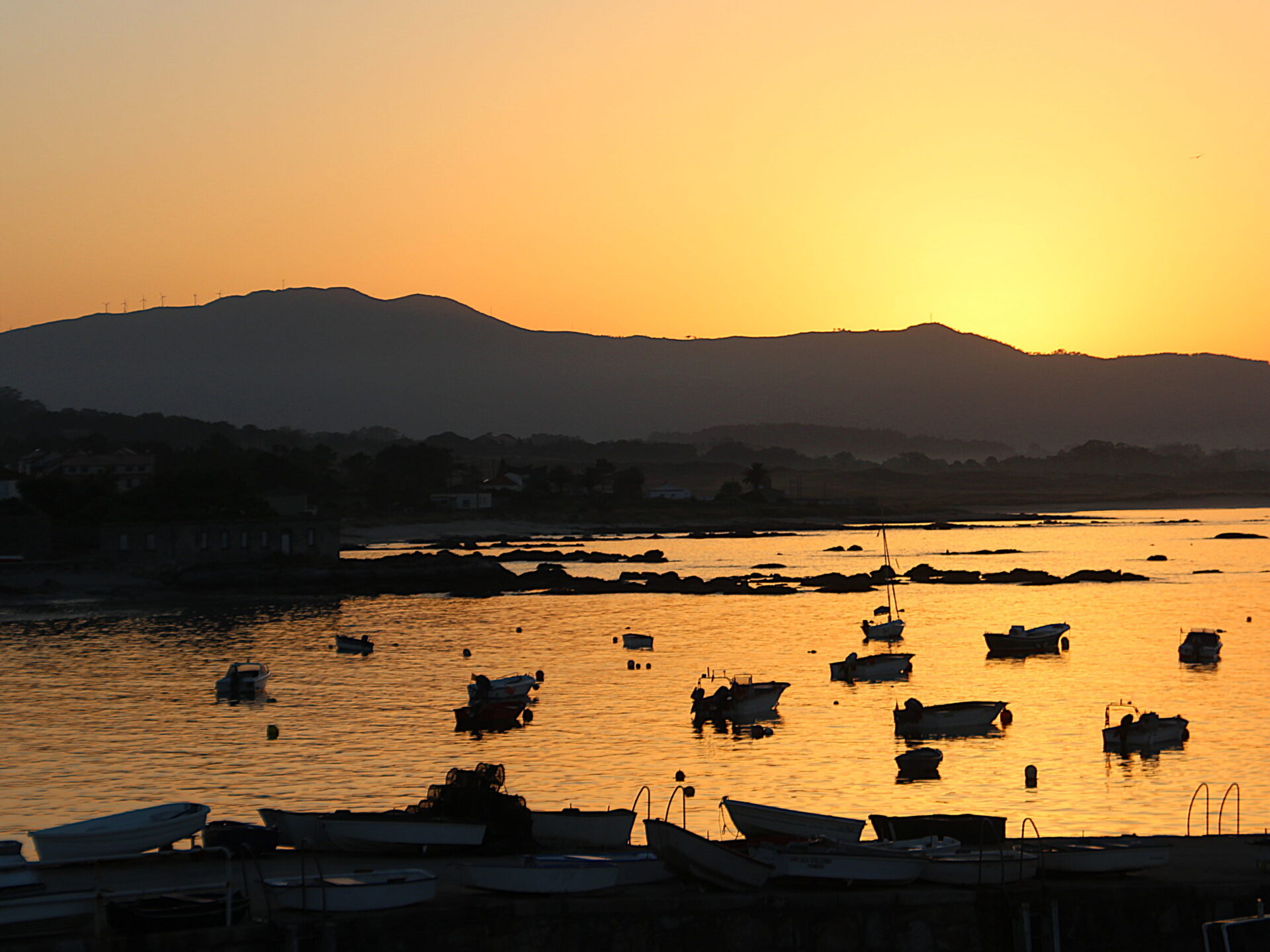 Amanecer en el puerto de Corrubedo con los barcos de pesca