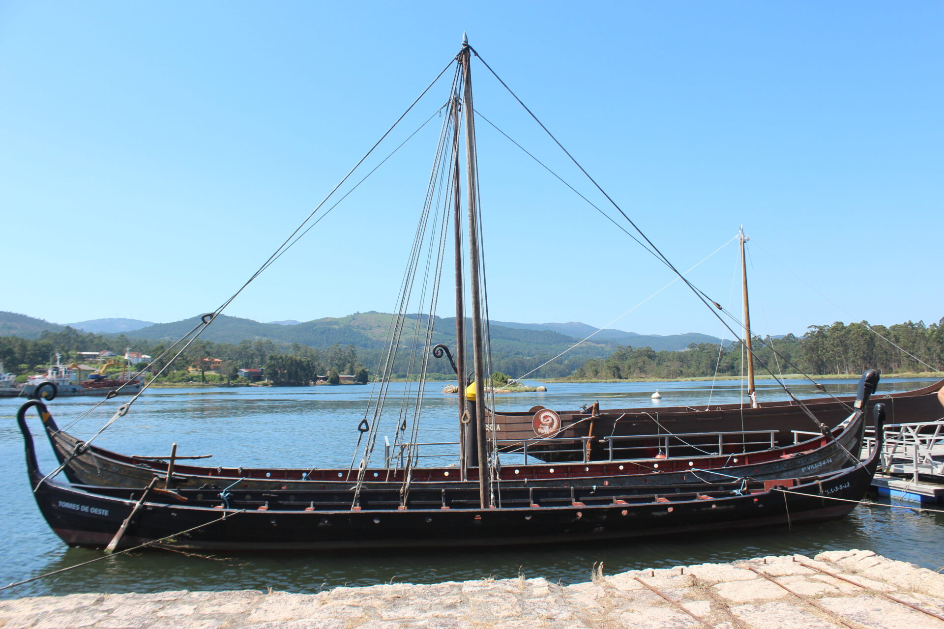 Barcos vikingos en Catoira