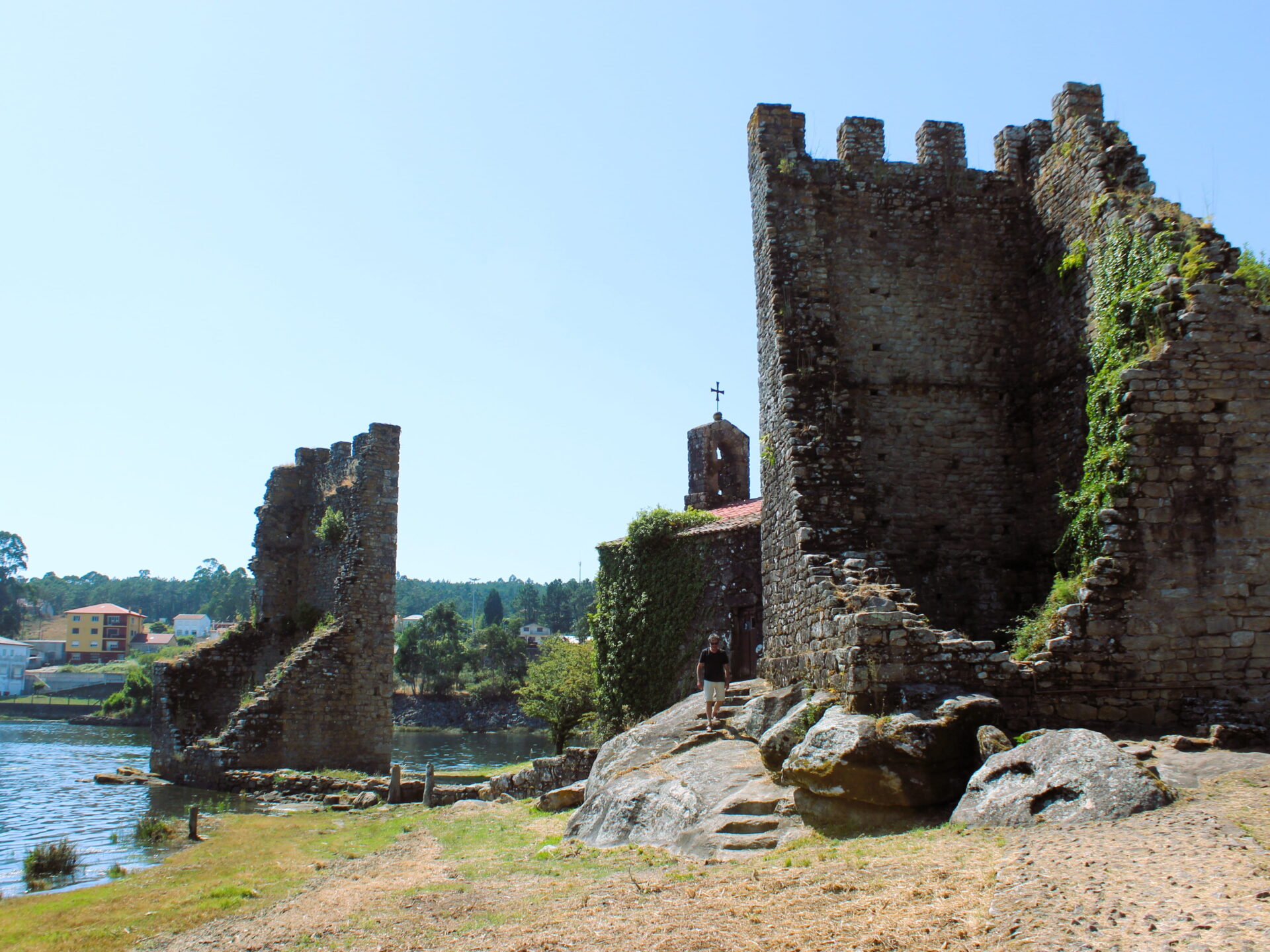 Torres de Oeste y ermita. Catoira