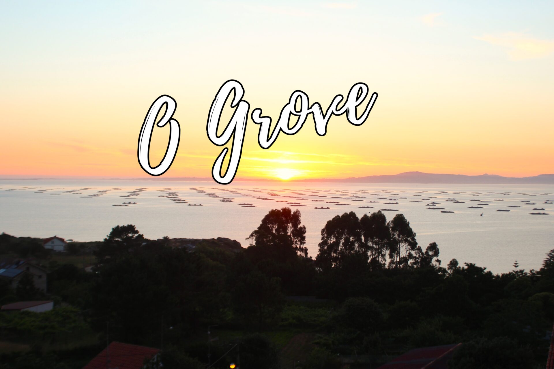 Puesta de sol en O Grove con las bateas de mejillones