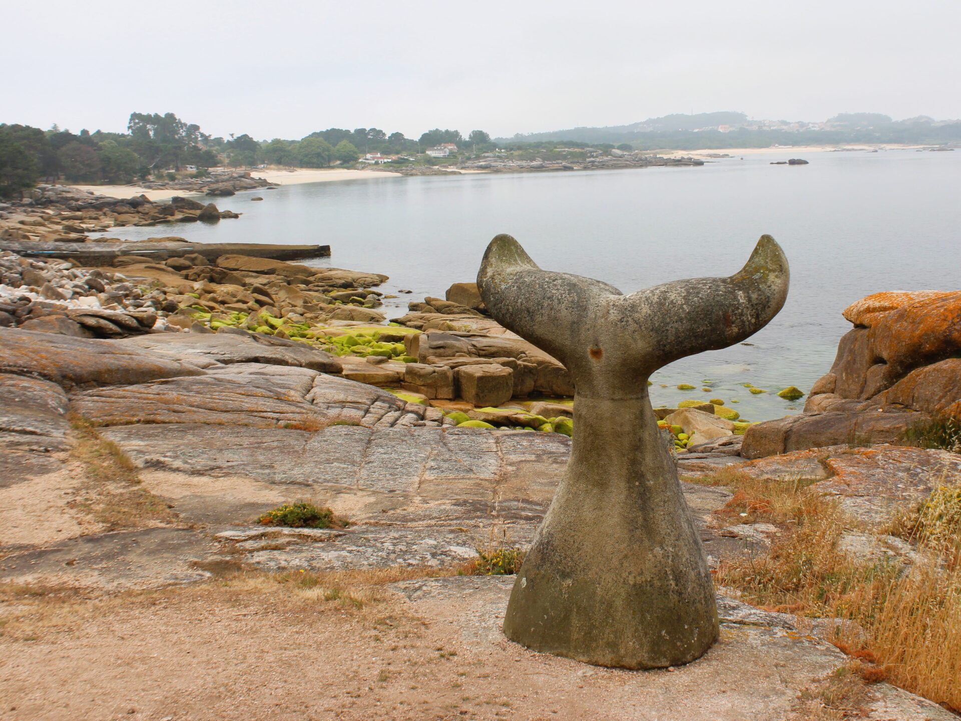 Escultura de granito con forma de cola de ballena en la Ría de Arousa