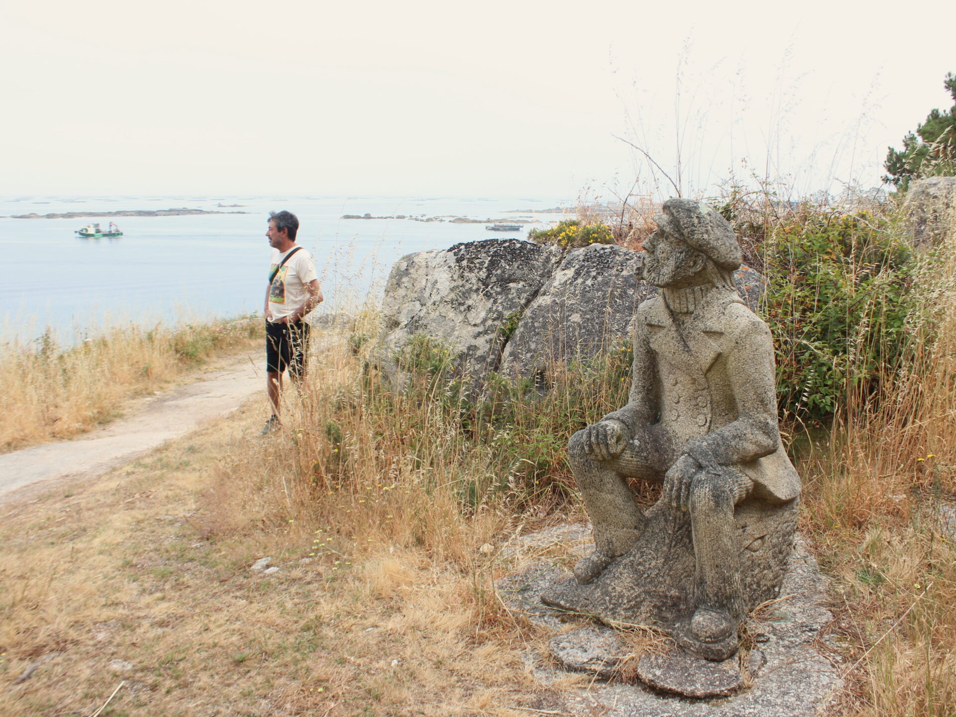 Senda de las esculturas en la Punta Moreira en O Grove