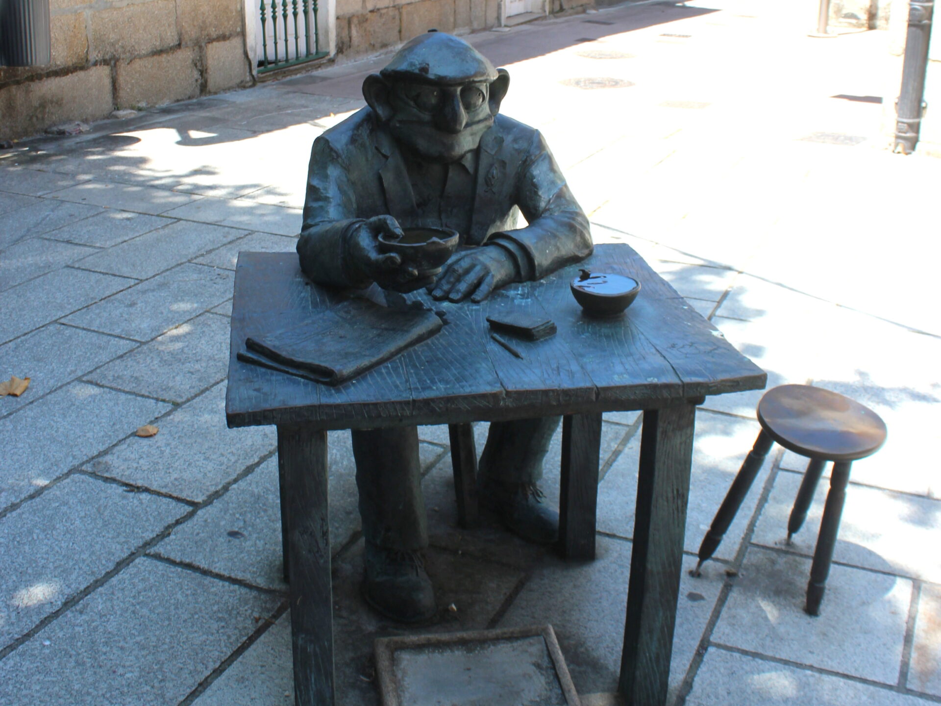 Escultura del comic Floreano en el centro histórico de O Grove