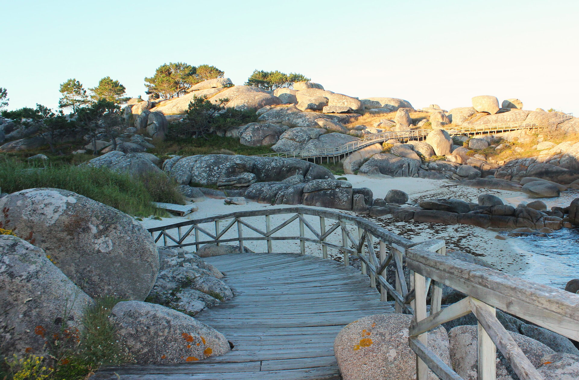 Pasarelas de madera en el paseo Pedras Negras en San Vicente do Mar