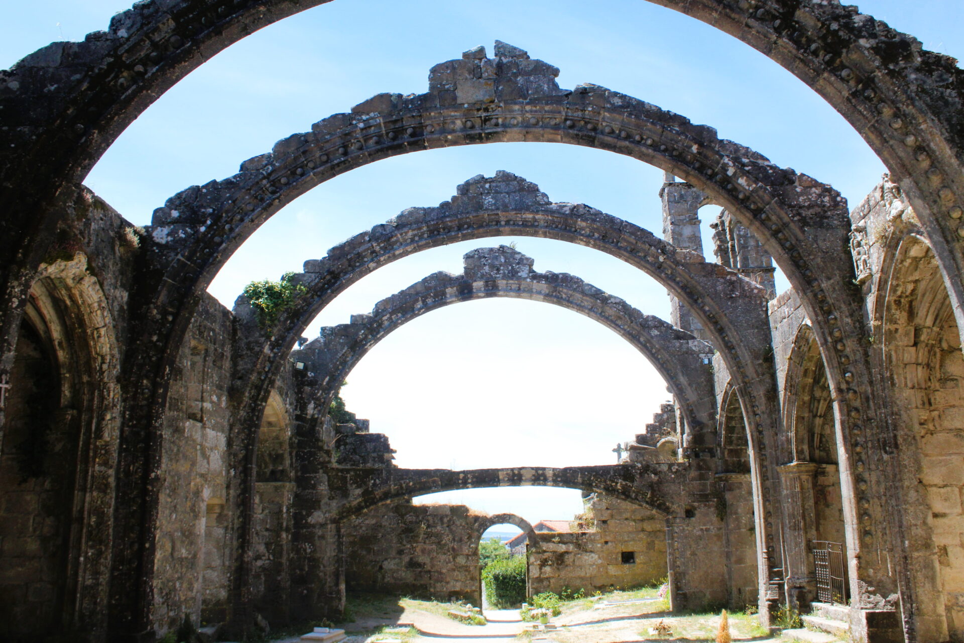 Ruinas de la iglesia de Santa Mariña de Dozo en Cambados