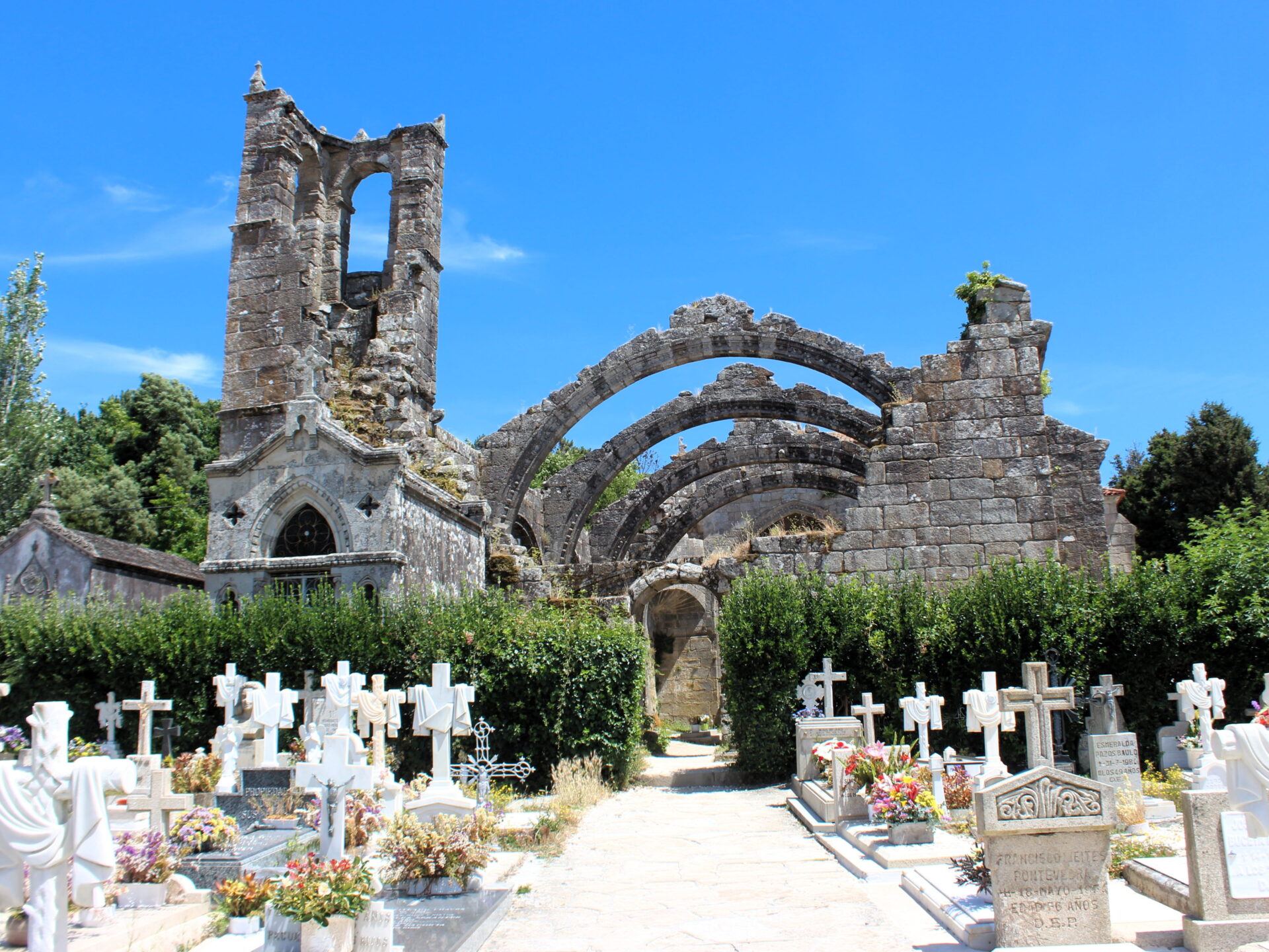 Qué ver en la Ría de Arousa, ruinas de la iglesia románica