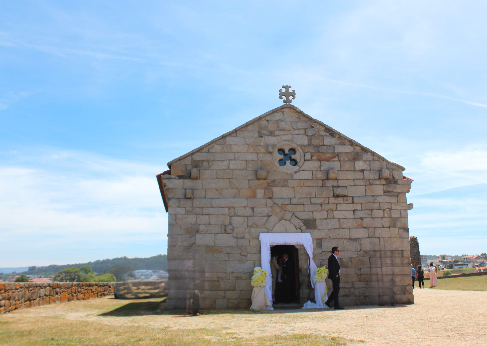 Portada con rosetón de la Ermita de La Lanzada 