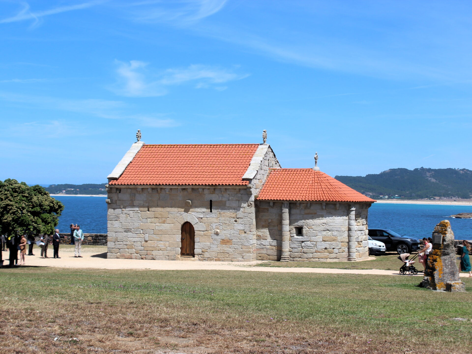 Ermita de A Lanzada con el mar de fondo