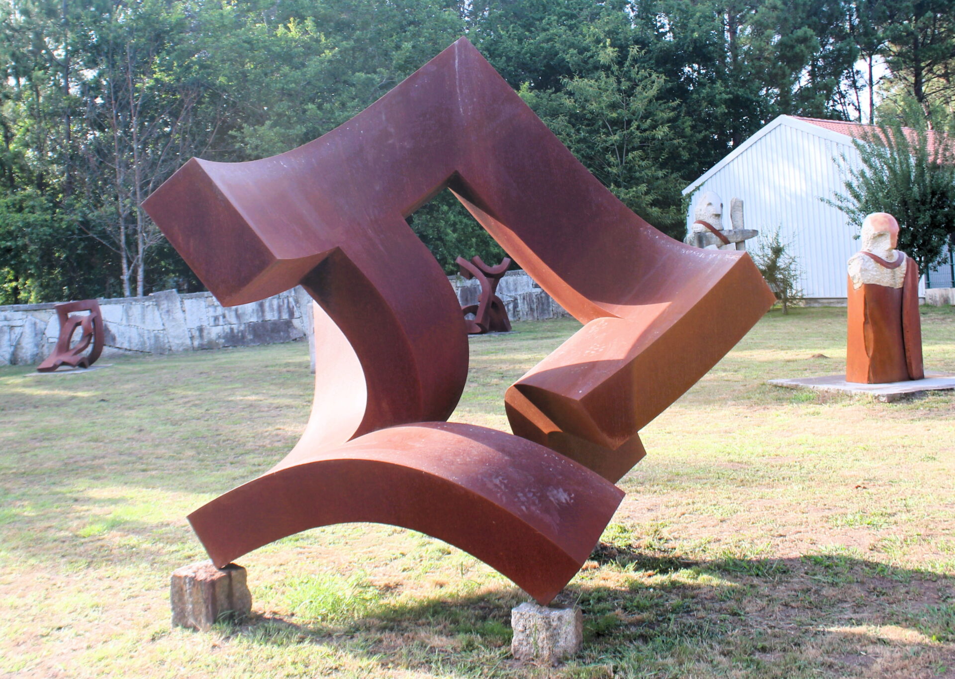 Escultura en acero corten en el Obradoiro Francisco Pazos