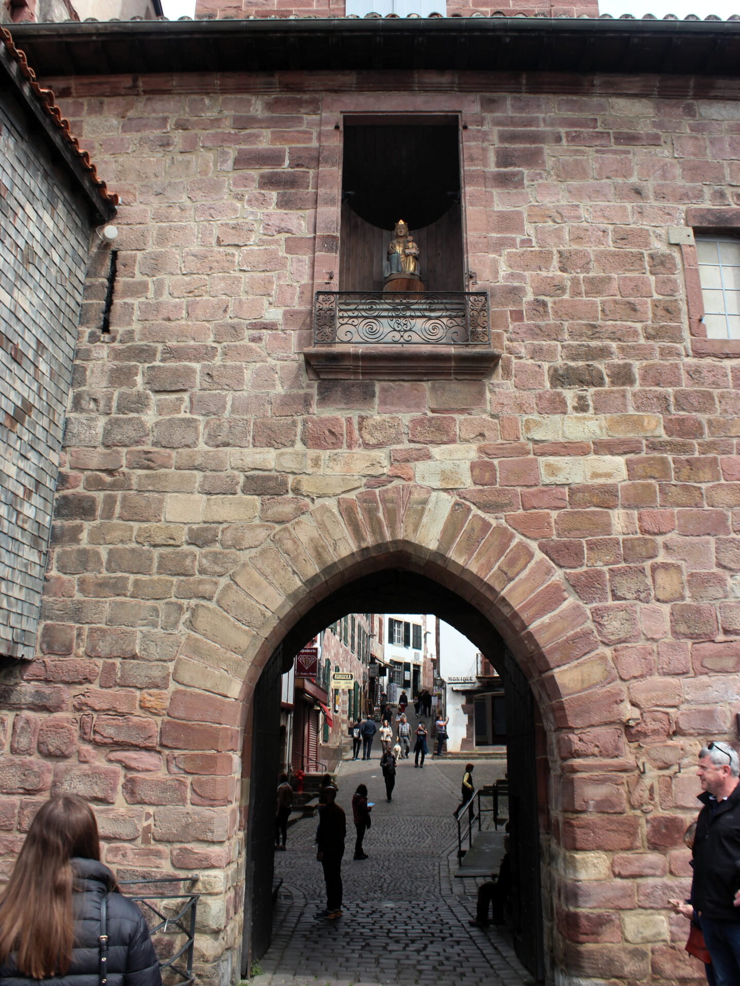 Puerta de Notre Dame en la iglesia de Notre-Dame-du-Bout-du-Pont