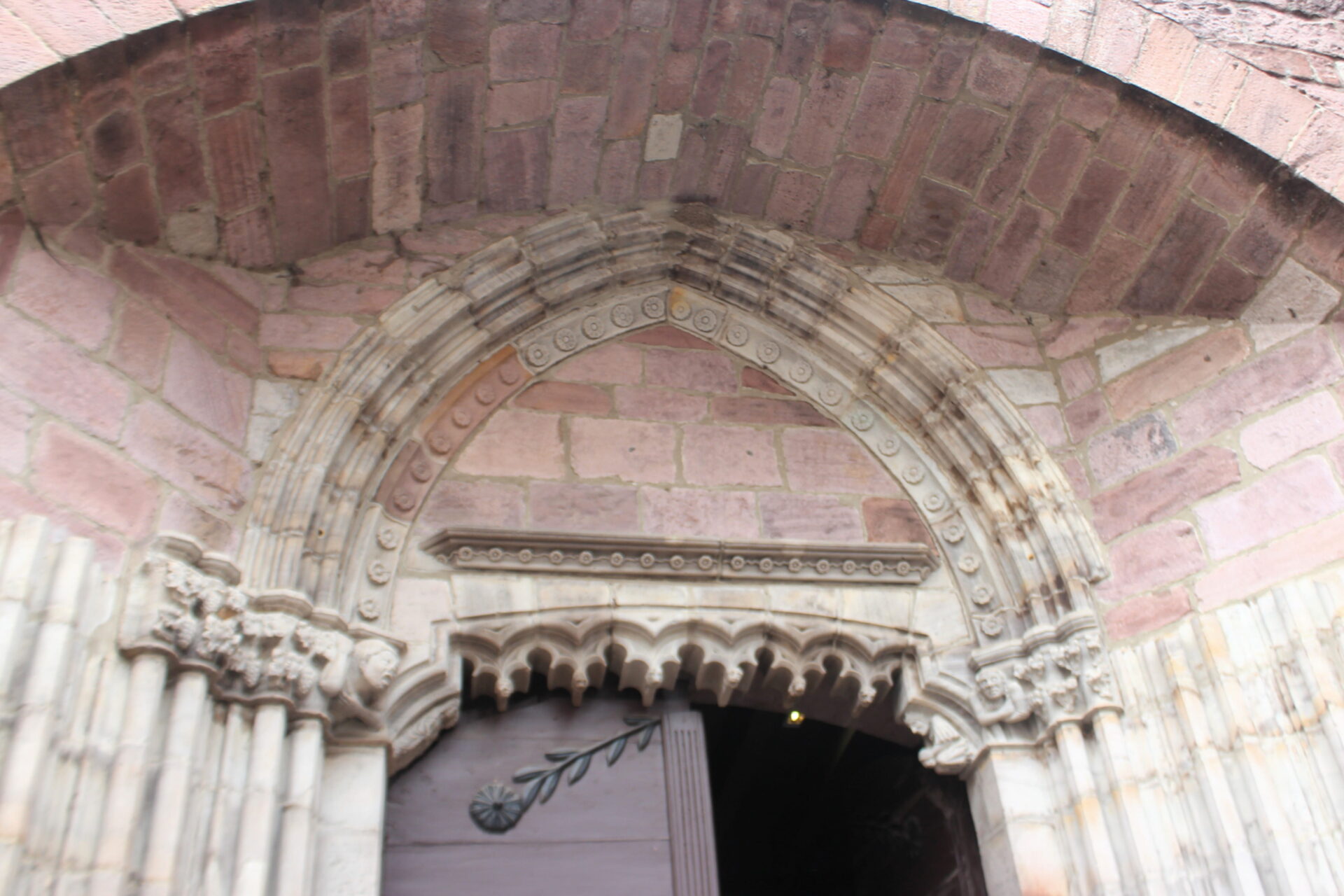 Portada gótica de la Iglesia de Notre-Dame-du-Bout-du-Pont
