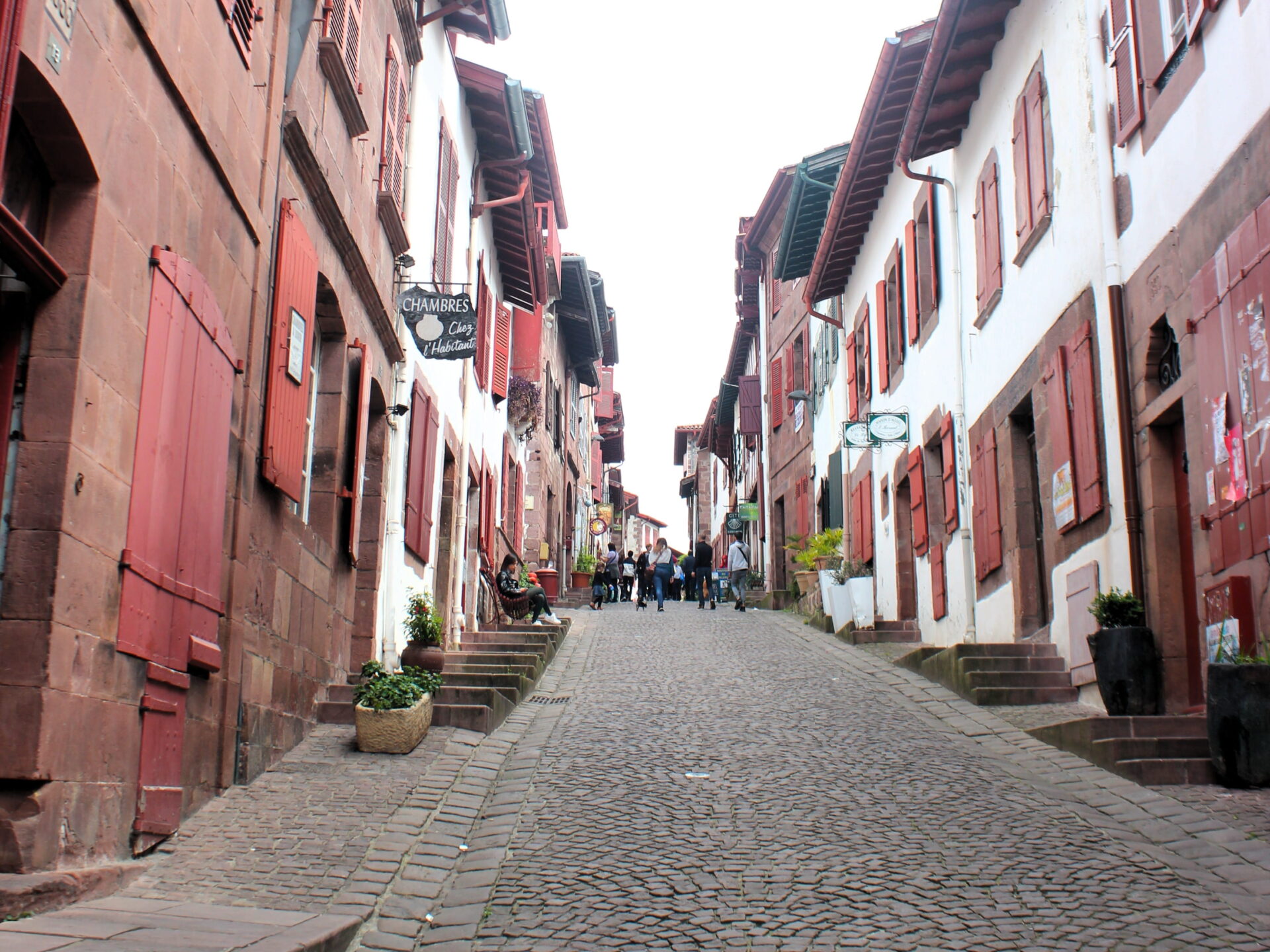 Rue Citadelle, calle empedrada y empinada con viviendas tradicionales del País Vasco Francés